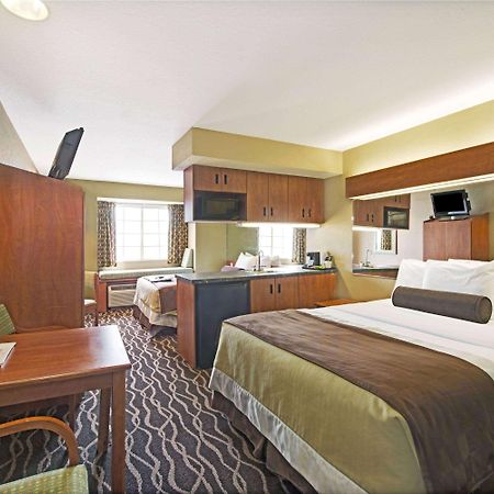 Super 8 By Wyndham San Antonio Downtown Ne Hotel Екстериор снимка