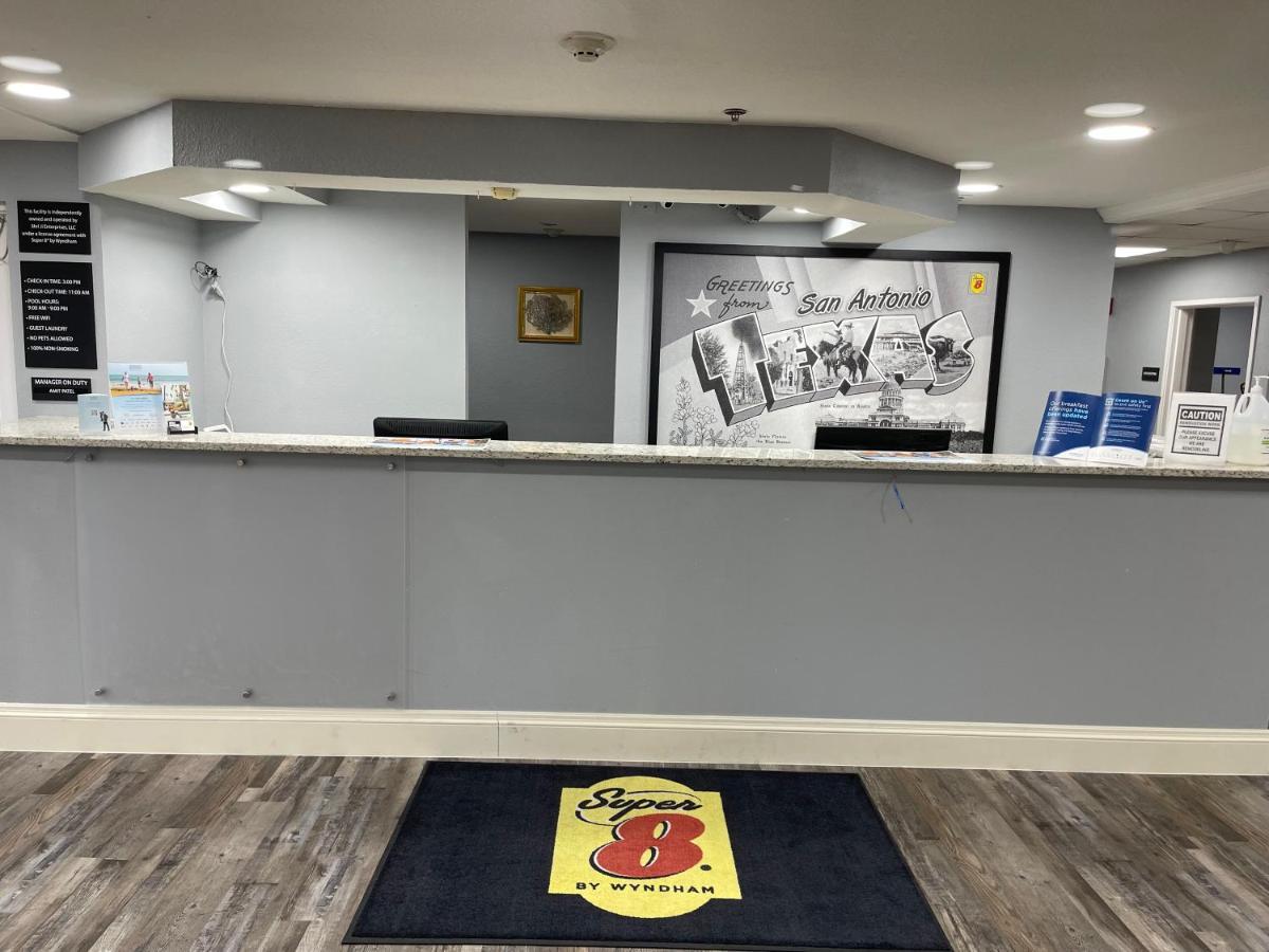 Super 8 By Wyndham San Antonio Downtown Ne Hotel Екстериор снимка