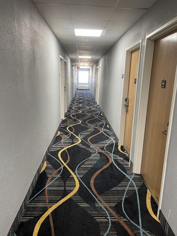 Super 8 By Wyndham San Antonio Downtown Ne Hotel Екстериор снимка
