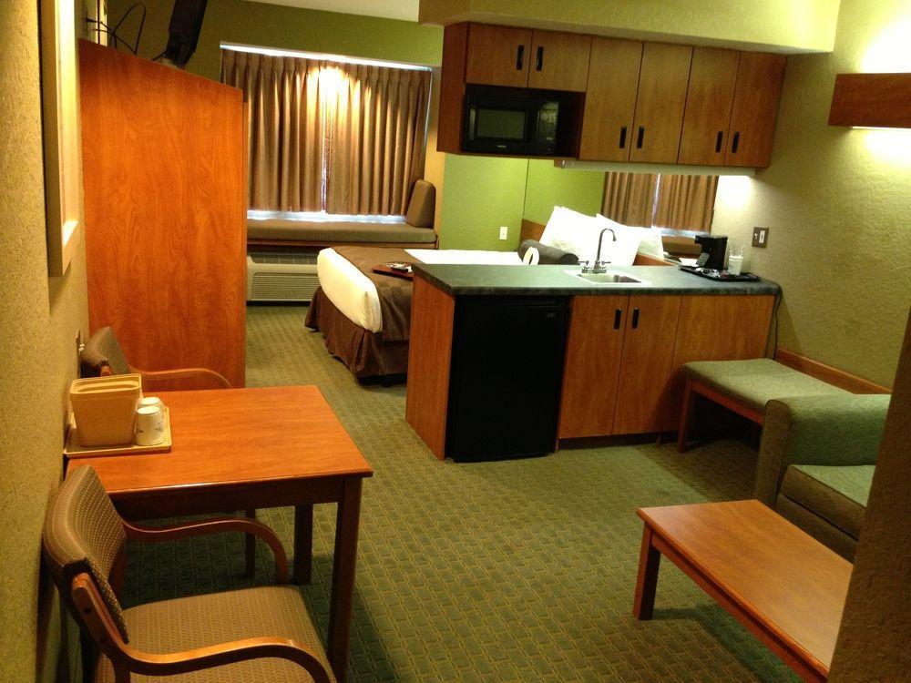 Super 8 By Wyndham San Antonio Downtown Ne Hotel Екстериор снимка