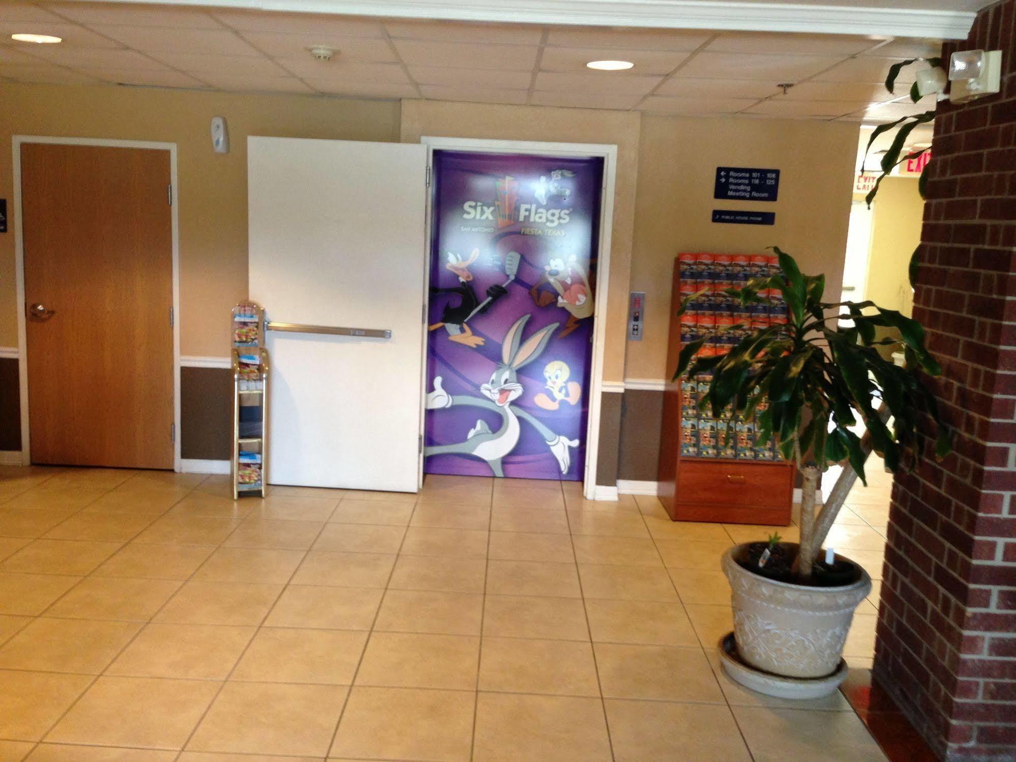 Super 8 By Wyndham San Antonio Downtown Ne Hotel Екстериор снимка