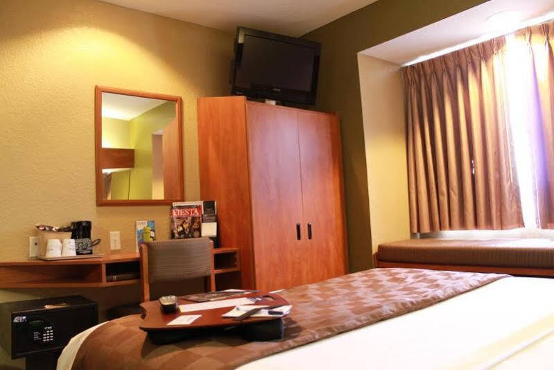 Super 8 By Wyndham San Antonio Downtown Ne Hotel Екстериор снимка